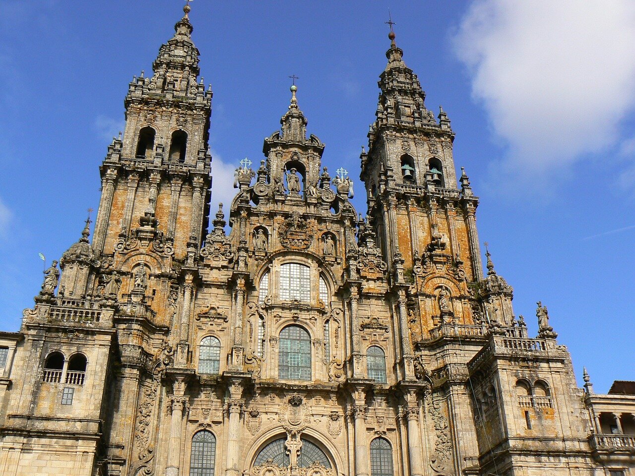 Admiré el trabajo de restauración del templo y disfruté de la música del gaitero tocando en el arco de Xelmrez. obras de teatro