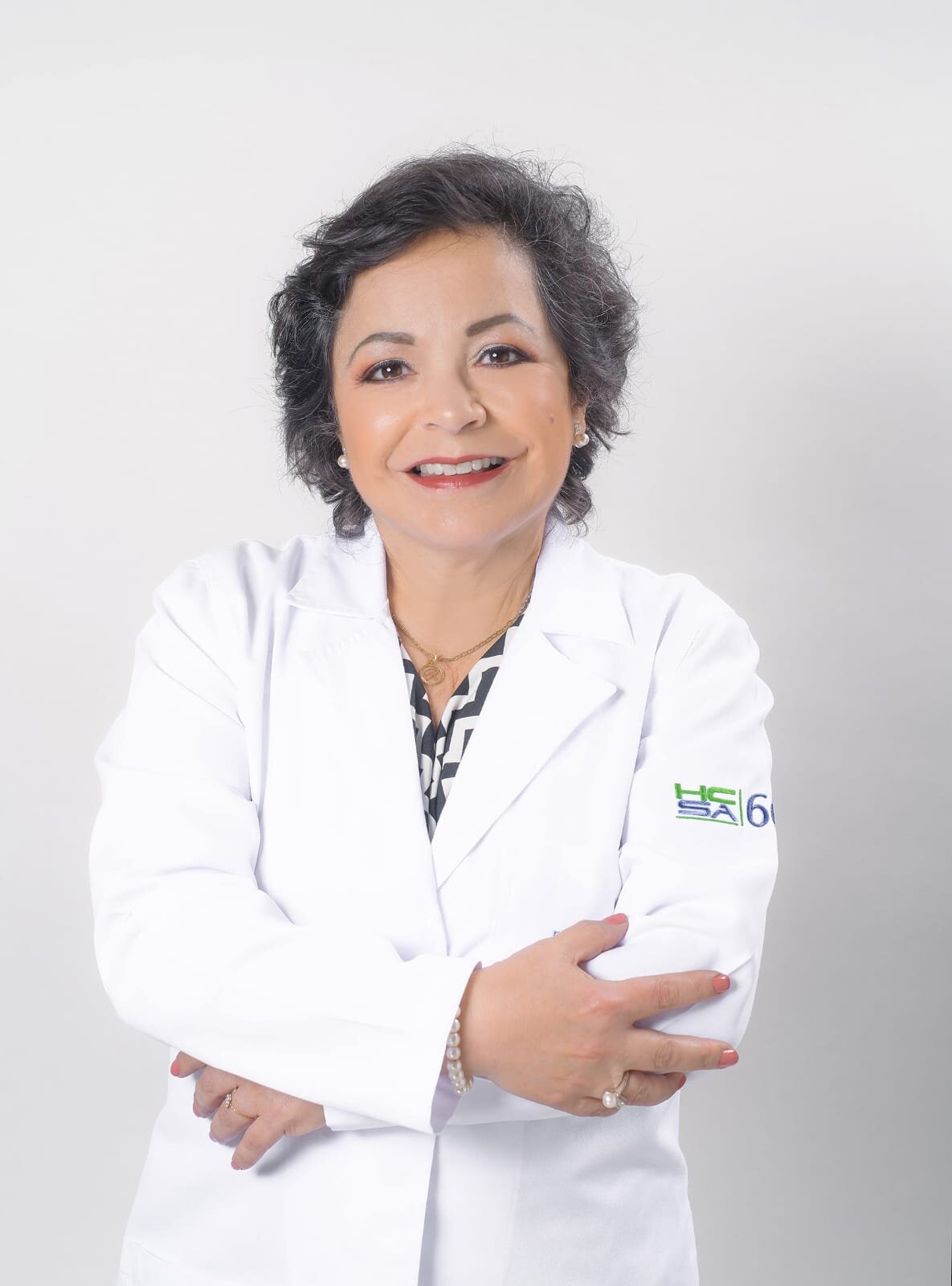 "A mis padres les dijeron que no sobreviviría al EGB", admite esta ginecóloga, experta en reproducción asistida, que aboga por regular la gestación subrogada en determinados casos, aunque el caso de Ana Obregón le parece "irritante".