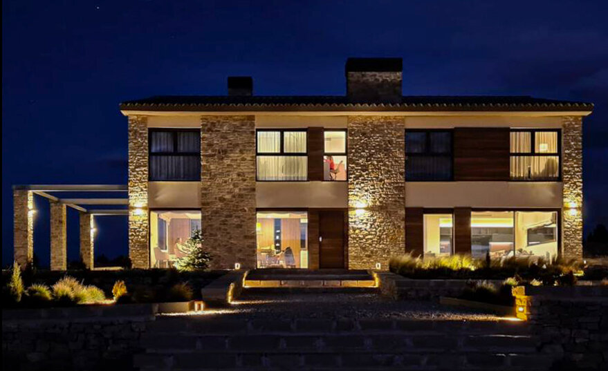 BAJO ESPECIALMENTE LA VIVIENDA.