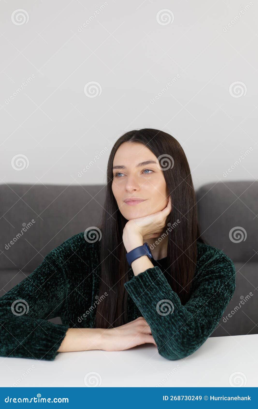 Colau recuerda haber escrito una novela en el pueblo