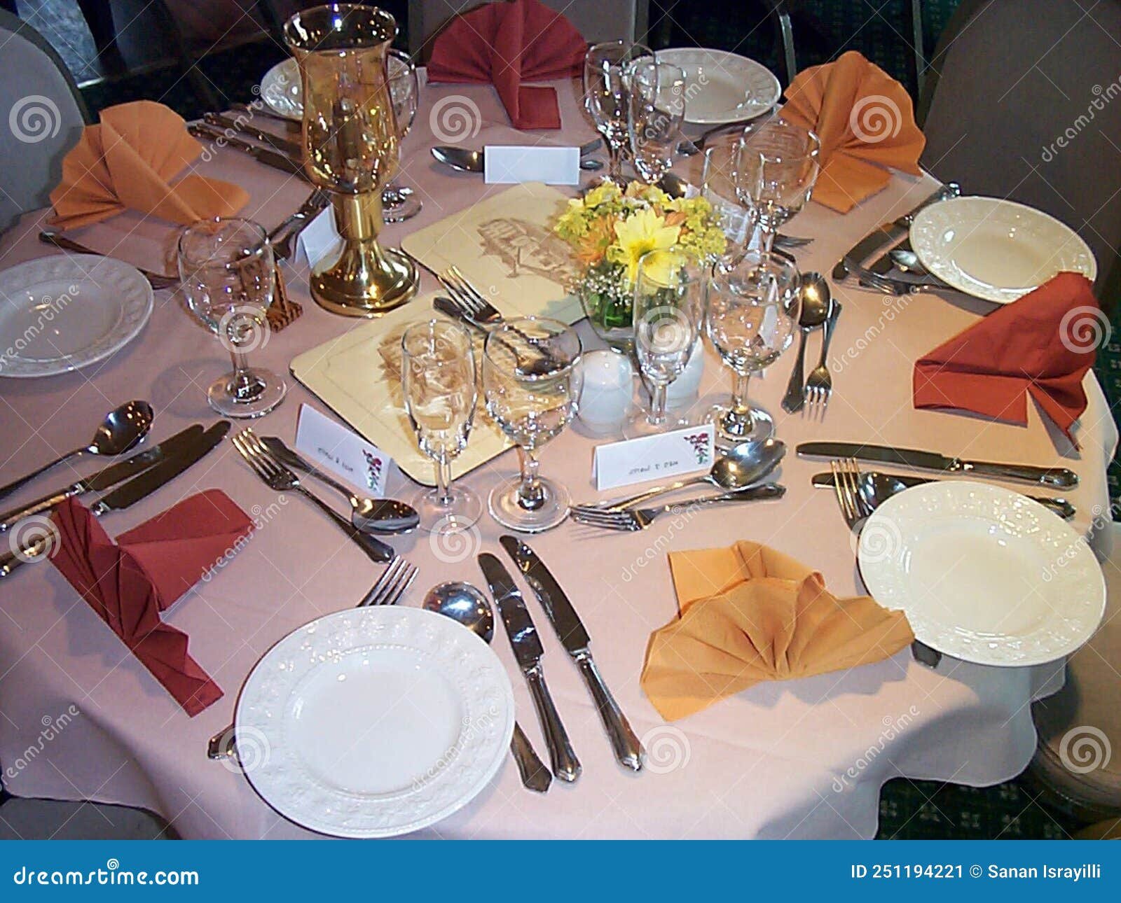 Considera "deseable" que la Generalitat vaya a cenar con el rey