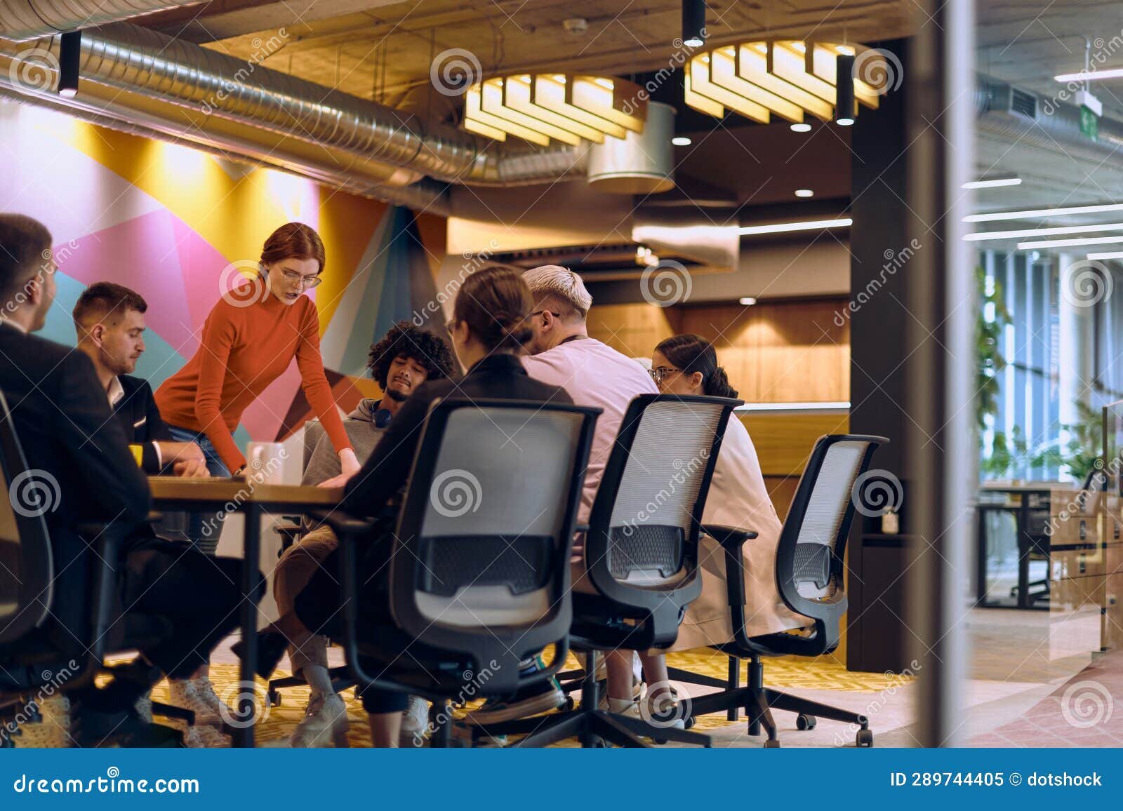 Contratar una empresa de consultoría para ayudar a las escuelas, todas bajo contrato, a impulsar el cambio tecnológico