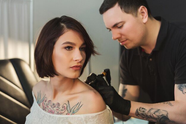 ¿Cuánto tiempo fue tu sesión de tatuaje más larga?