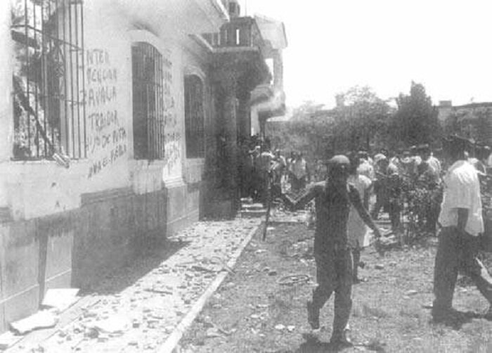 Década de 1990: Se coloca la primera piedra