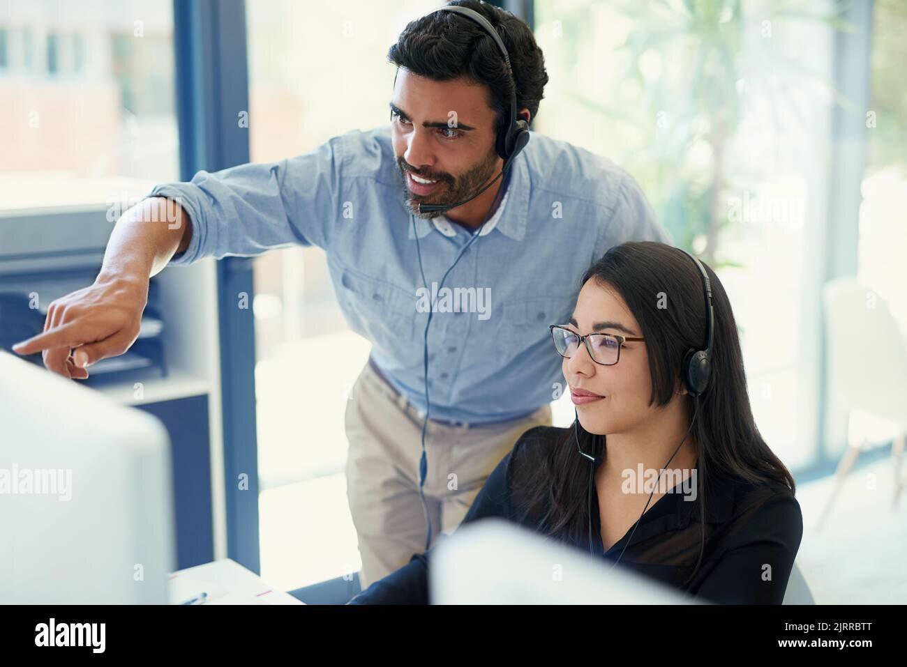 Desde un call center, los agentes facilitan la compra de billetes e información a los viajeros