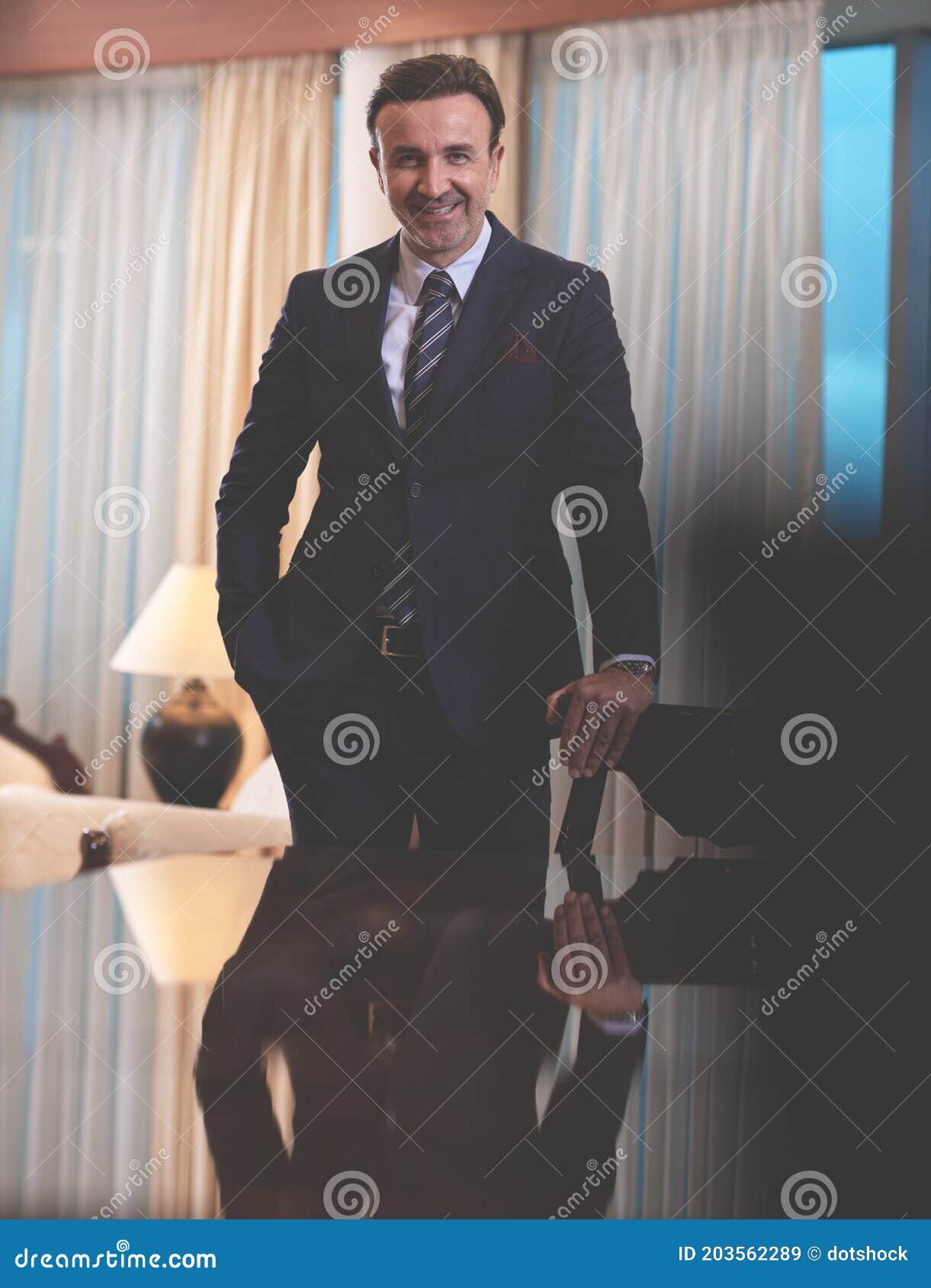DETRÁS DEL DIRECTOR EJECUTIVO