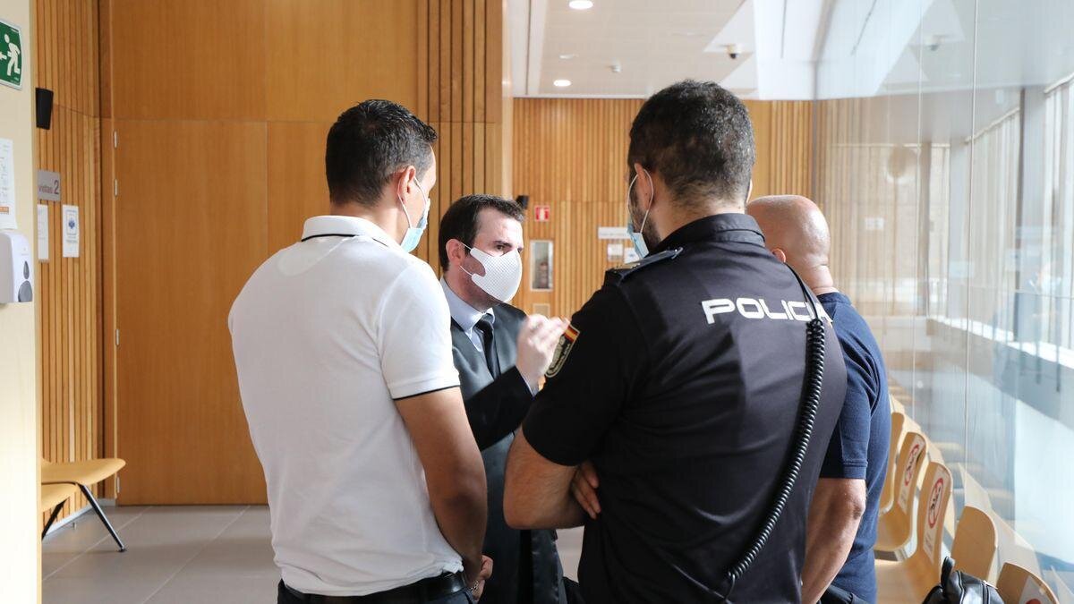 El abogado zaragozano Marco Antonio Navarro representa al sindicato policial nacional JUPOL y al colegio profesional de la guardia civil JUCIL