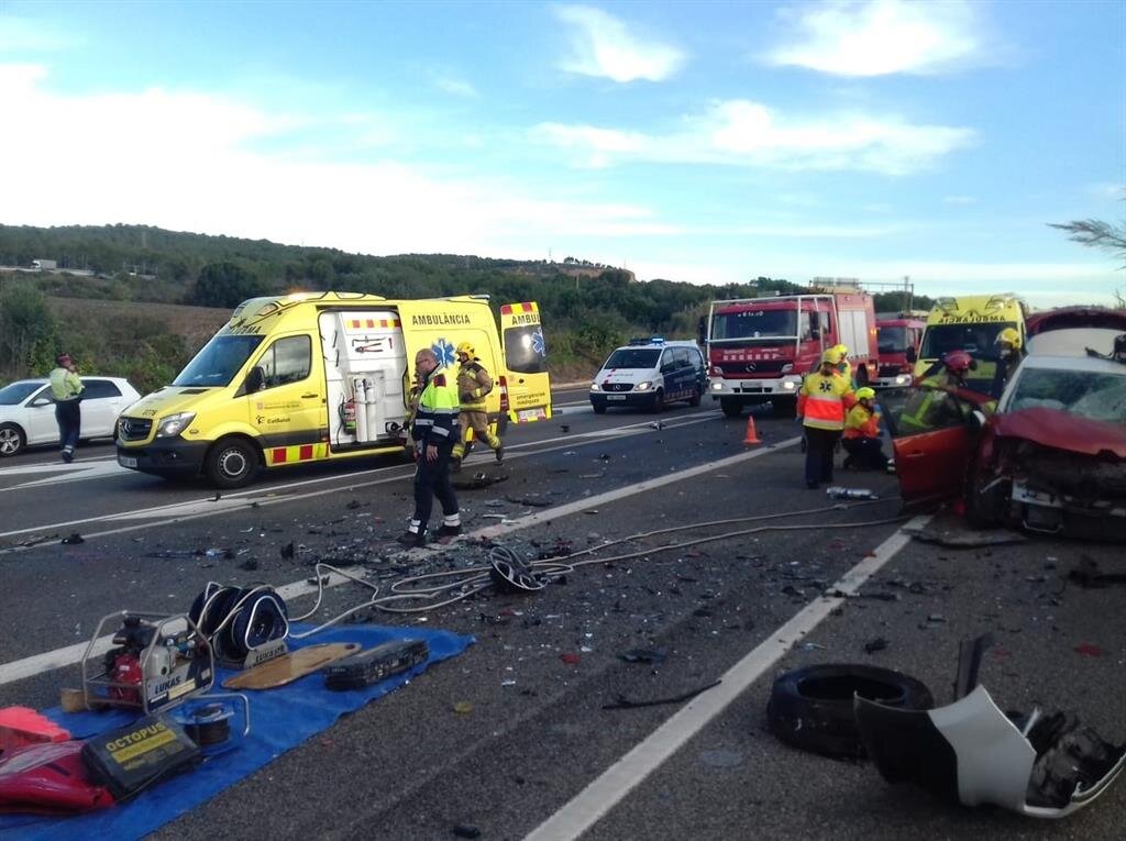El accidente provocó la interrupción del tráfico en la autovía dirección A Coruña-Santiago