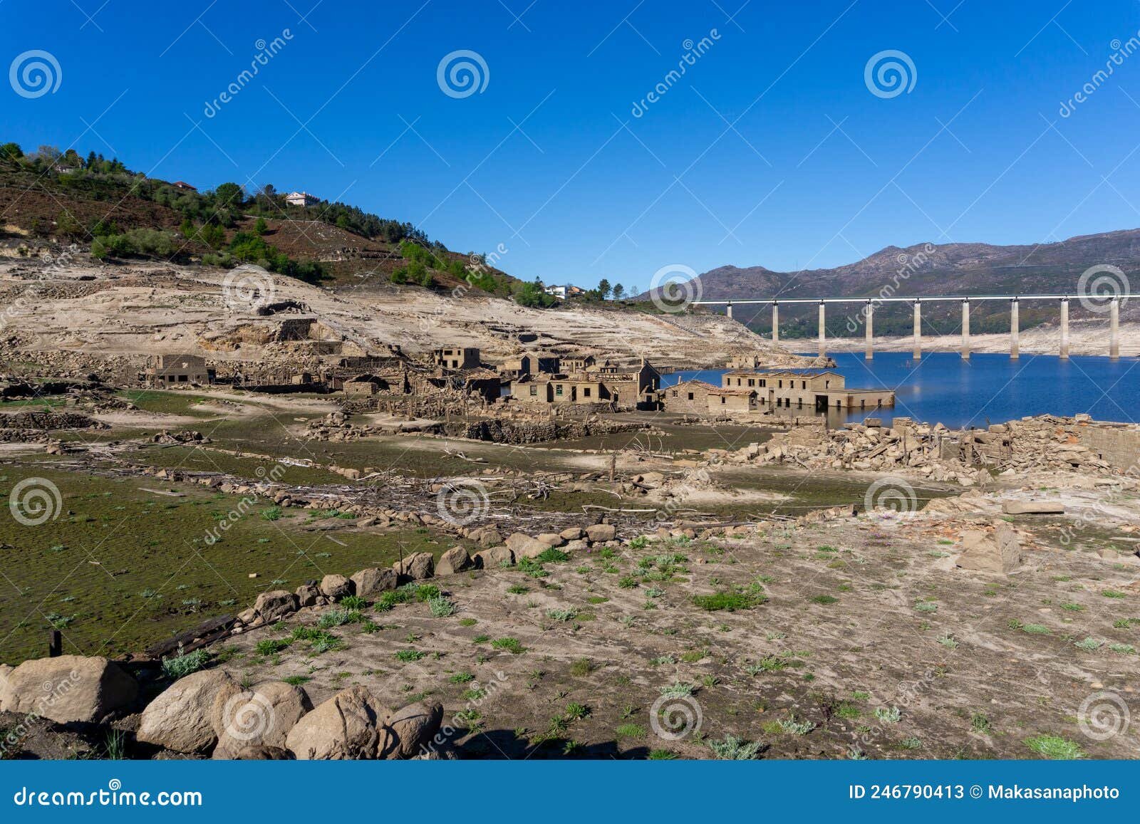 El cierre de la presa y las fuertes lluvias han llenado el embalse de Lindoso y cubierto el antiguo pueblo de Lobios