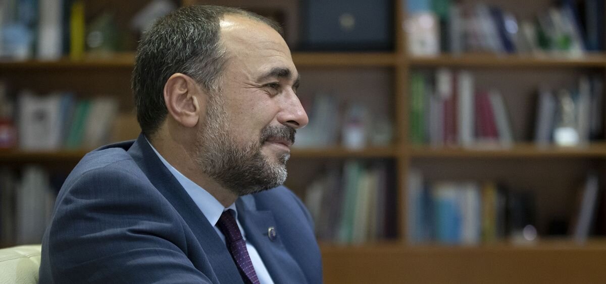 El consejero de Sanidad, Julio García Comesaa, asegura que este ya es un tema que ya está zanjado y no descarta que se pueda cambiar el protocolo de acuerdo con la educación.