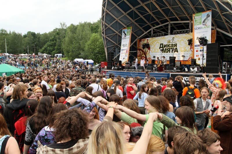 El festival mantiene las actuaciones previstas para 2020 como Stay Homas, Buhos, Suu, Oques Grasses o Miki Núñez. a