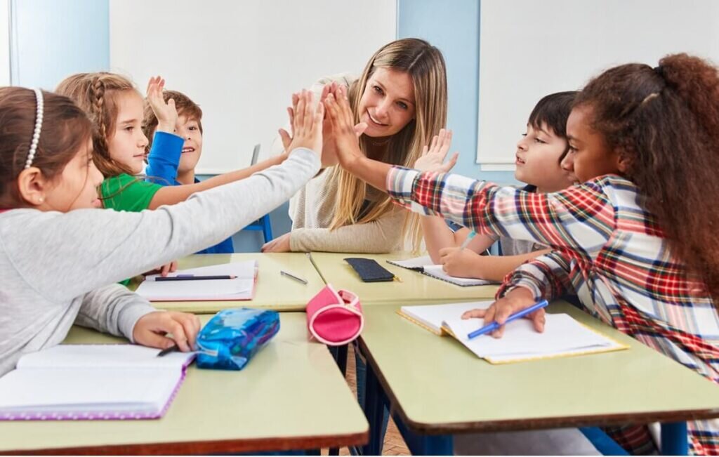 El nuevo plan de estudios de la escuela primaria mantendrá las calificaciones tradicionales de pobre a excelente
