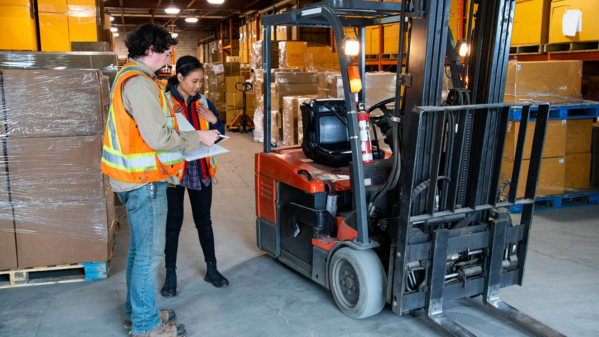 El operador asegura que no tiene más trenes disponibles y el delegado del Gobierno no descarta sanciones para quienes reserven asiento y no lo utilicen