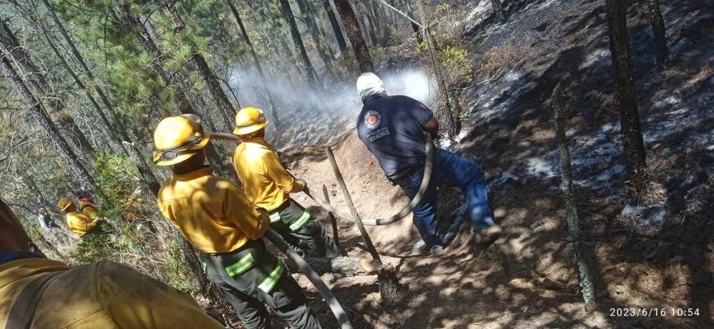 El perímetro afectado se mantiene en 220 hectáreas y esta noche medios terrestres seguirán sellando la zona e intentando controlar los pozos activos