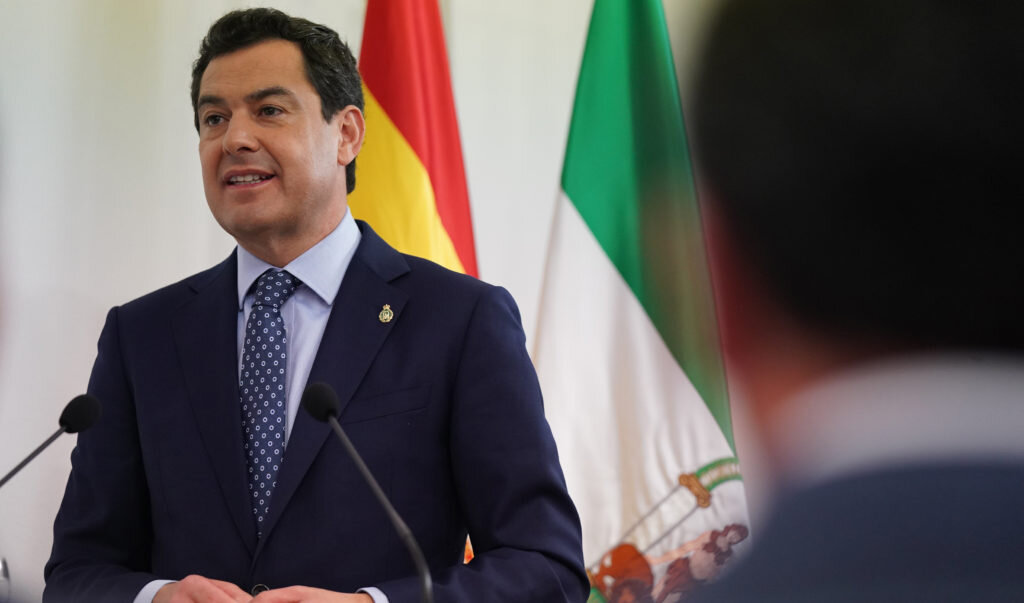 El presidente andaluz, Juanma Moreno, asegura que las nuevas variantes “permiten un mayor nivel de contagios”.