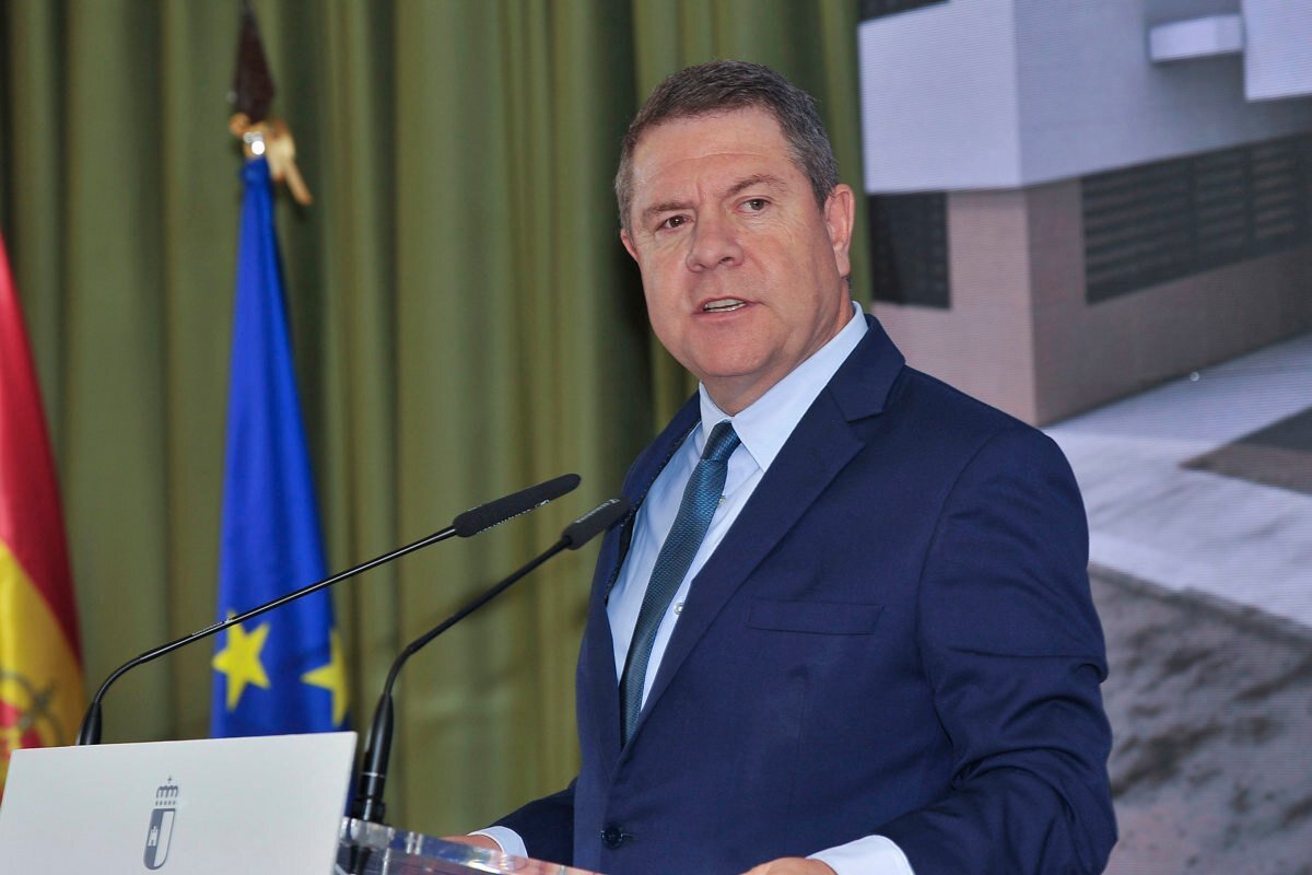 El presidente de Castilla-La Mancha cree que la norma se "impone" y no garantiza la "credibilidad" del sistema de educación superior