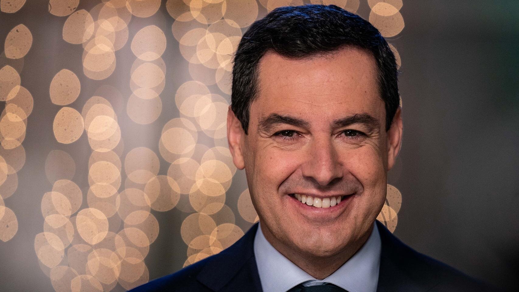 El presidente de la Junta explica que pueden solicitarlo los hogares con ingresos inferiores a 15.000 euros anuales y esperan que llegue a unos 200.000 estudiantes andaluces