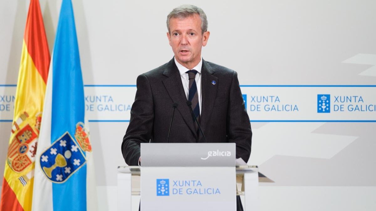El presidente de la Xunta aboga por reforzar la administración de la tercera ciudad de Galicia