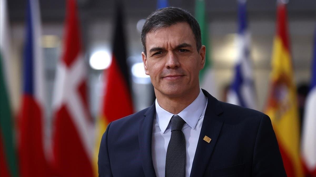 El presidente del Gobierno viaja a Badajoz para presentar a Ricardo Cabezas como candidato a la alcaldía, pero se centra en hablar de sus éxitos en el gobierno