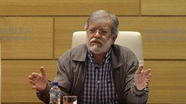 El presidente extremeño cree que el Plan Nacional Integrado de Energía y Clima permite su prórroga, pero sigue buscando alternativas