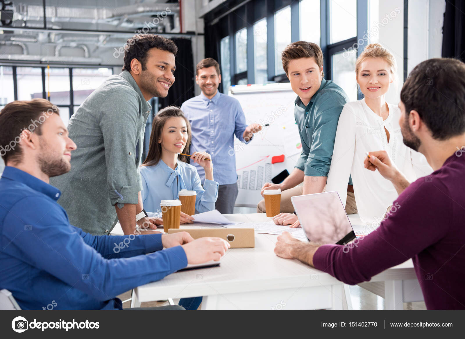 El PSOE le pide que "piense en Extremadura" y afirma que estos días el trabajo en las cuentas no ha parado