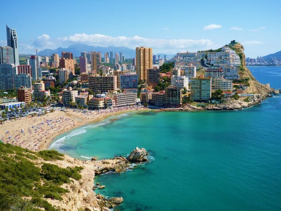 El turismo nacional vuelve a ser de gran repugnancia en Benidorm, a pesar de que solo tienen 65 establecimientos abiertos estos días.  Los hoteles alcanzan el 100% en varios puntos de Castellón, mientras que en Alicante y Valencia alcanza el 80%.
