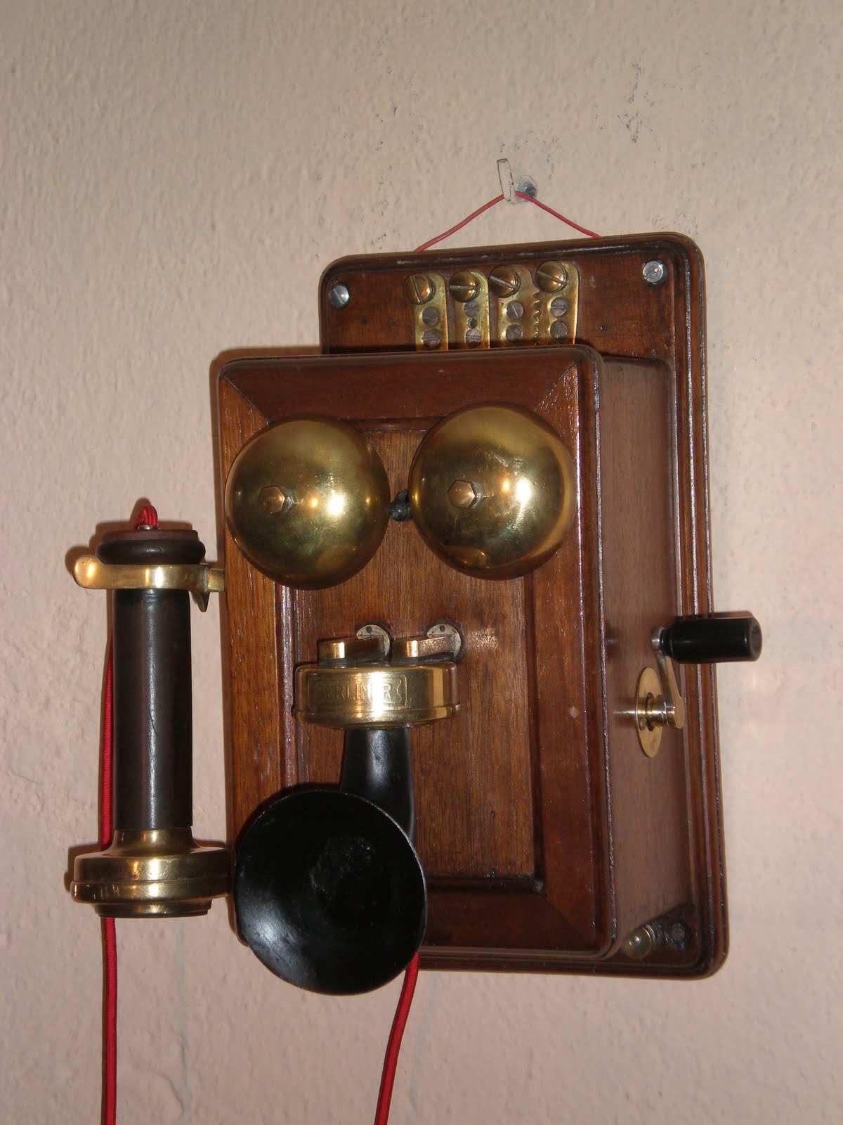 El único teléfono de la pizarra es un recordatorio de que estos artículos no son juguetes y siempre deben usarse bajo la supervisión de un adulto. 