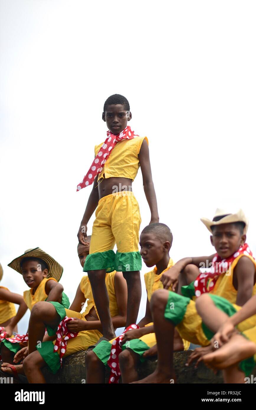 Él y otros dos empleados huyeron de la ciudad al enterarse de que la policía los estaba investigando.  Tenían dos casas seguras que usaban como salas de consulta donde se vestían con trajes tradicionales africanos para tratar a sus pacientes.