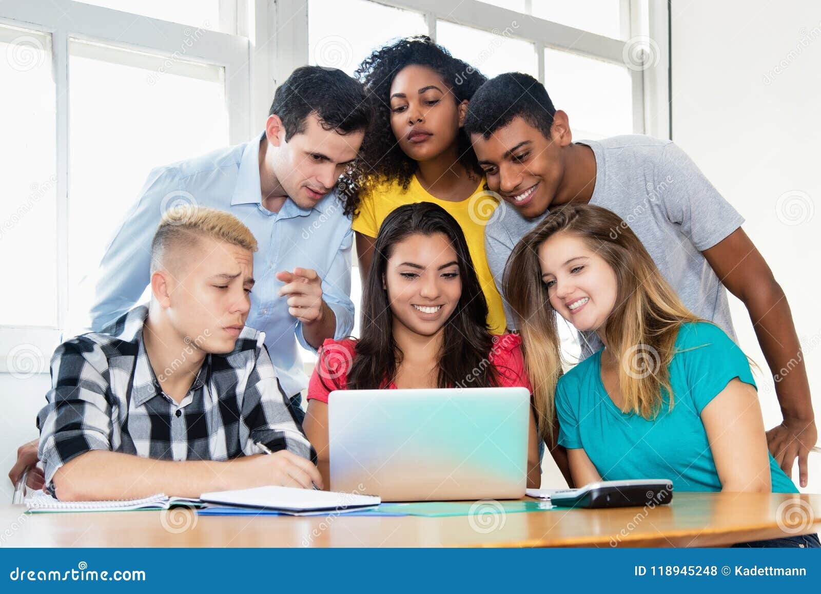 Es casi indispensable unirse a una academia de oposiciones