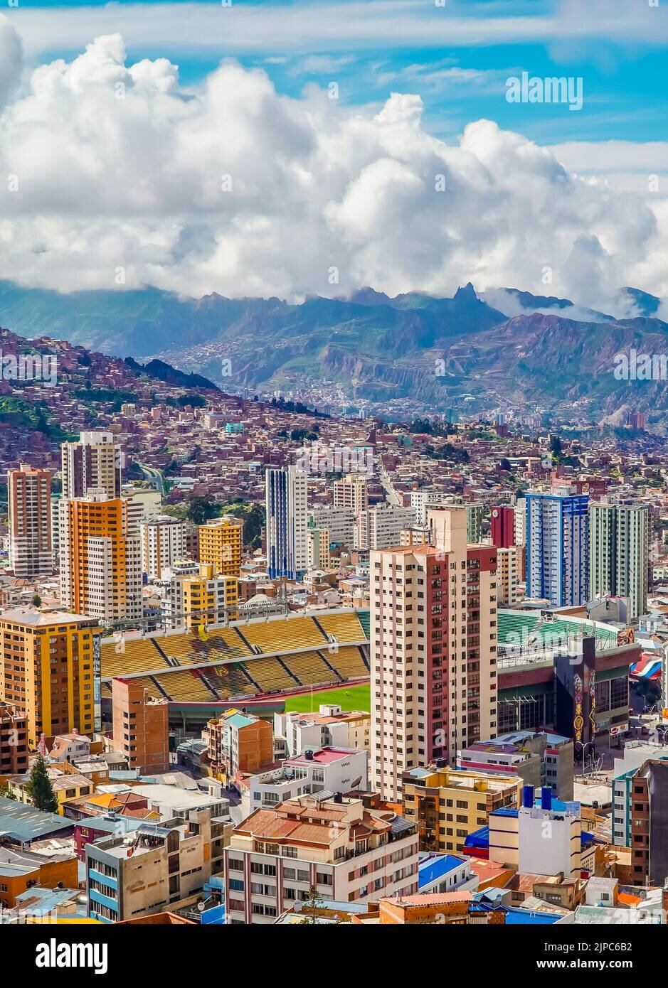 Estos barrios han recuperado parcialmente la calma, aunque siguen sufriendo el ruido y las malas condiciones sanitarias de las habituales botellas.