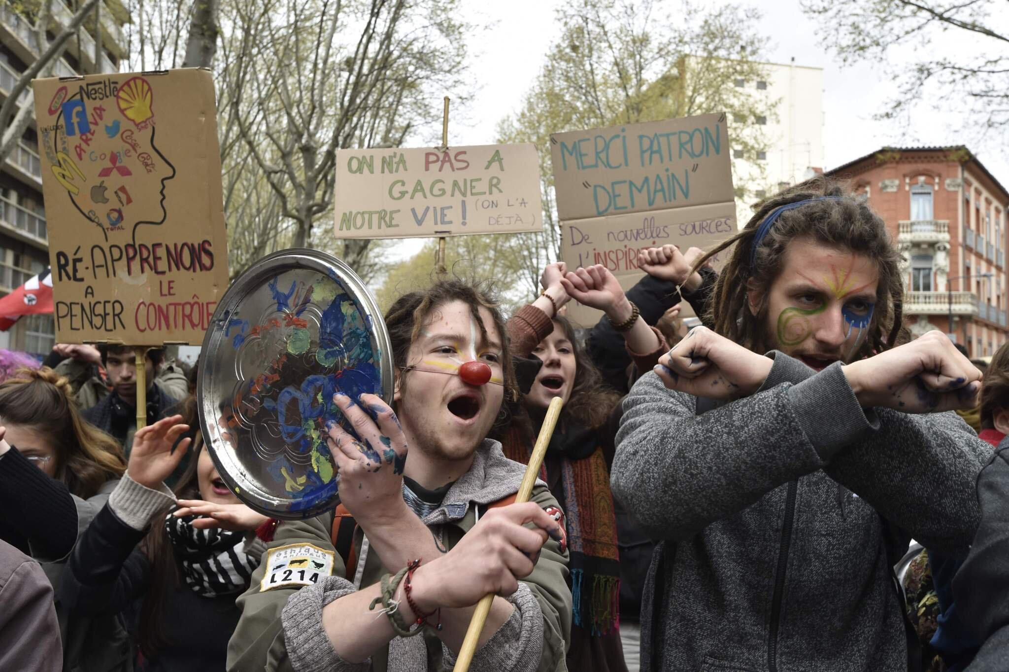 Independientes protestan frente a las puertas del liceo y exigen amnistía y autodeterminación
