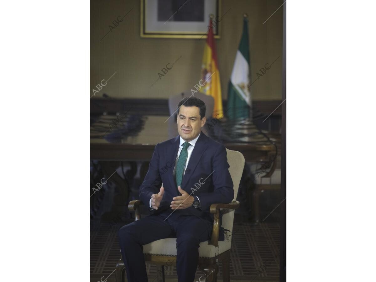 Juanma Moreno asegura que esta normativa servirá para dinamizar "la economía de muchos municipios" en Andalucía