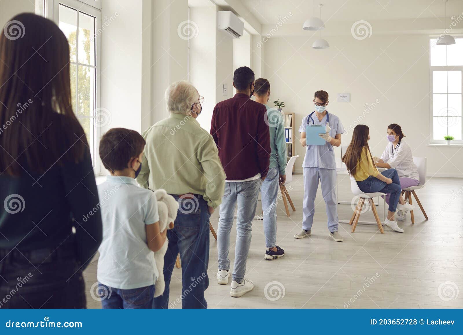 La avalancha de solicitudes para conseguir la primera dosis está obligando a muchos jóvenes a viajar durante varias horas