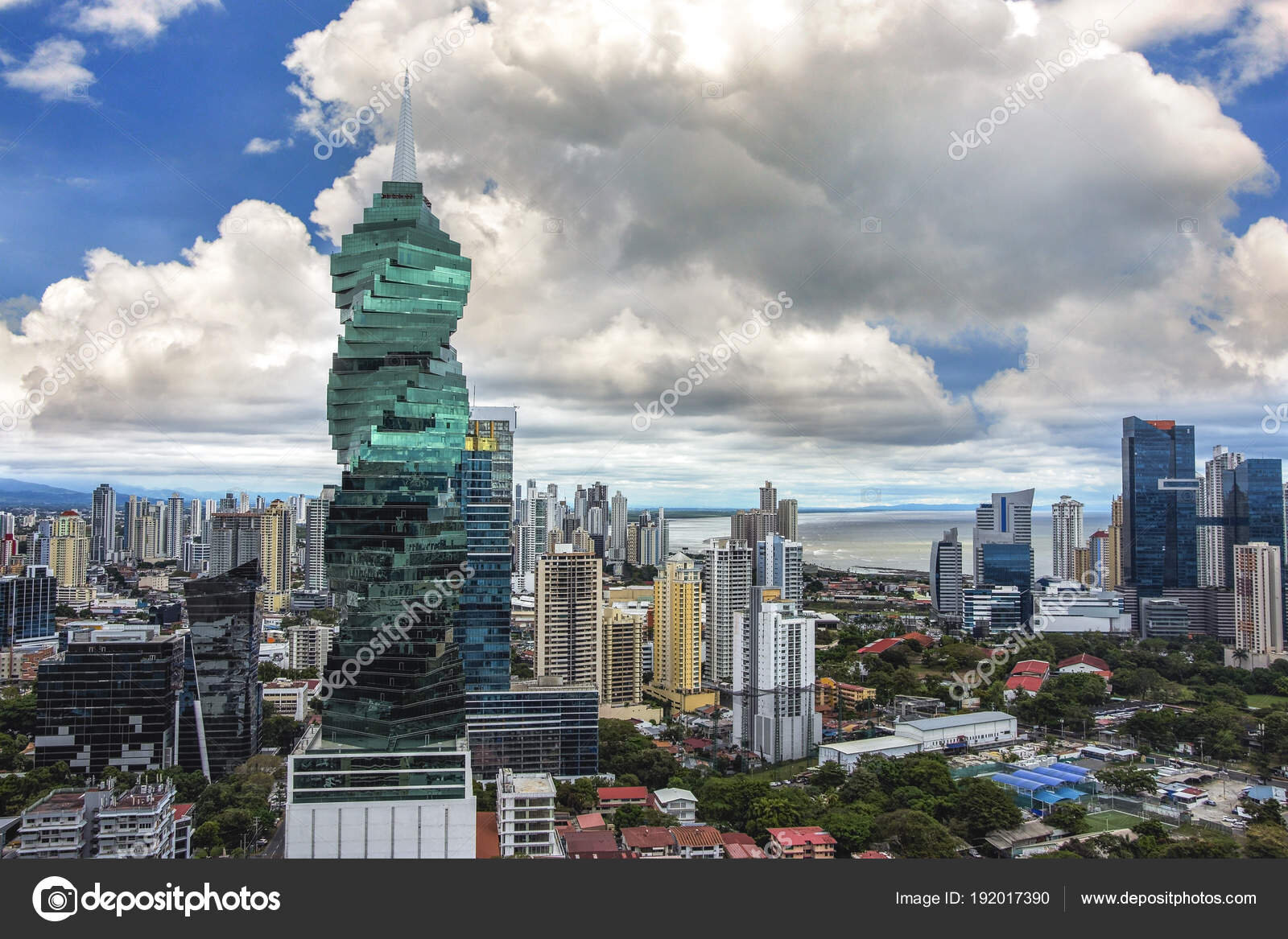 La ciudad es la única a la que llegará el AVE, su acceso es un tramo adaptado de una sola vía con decenas de curvas, y al inicio está el cambio de carril por el que transitará el Alvia.