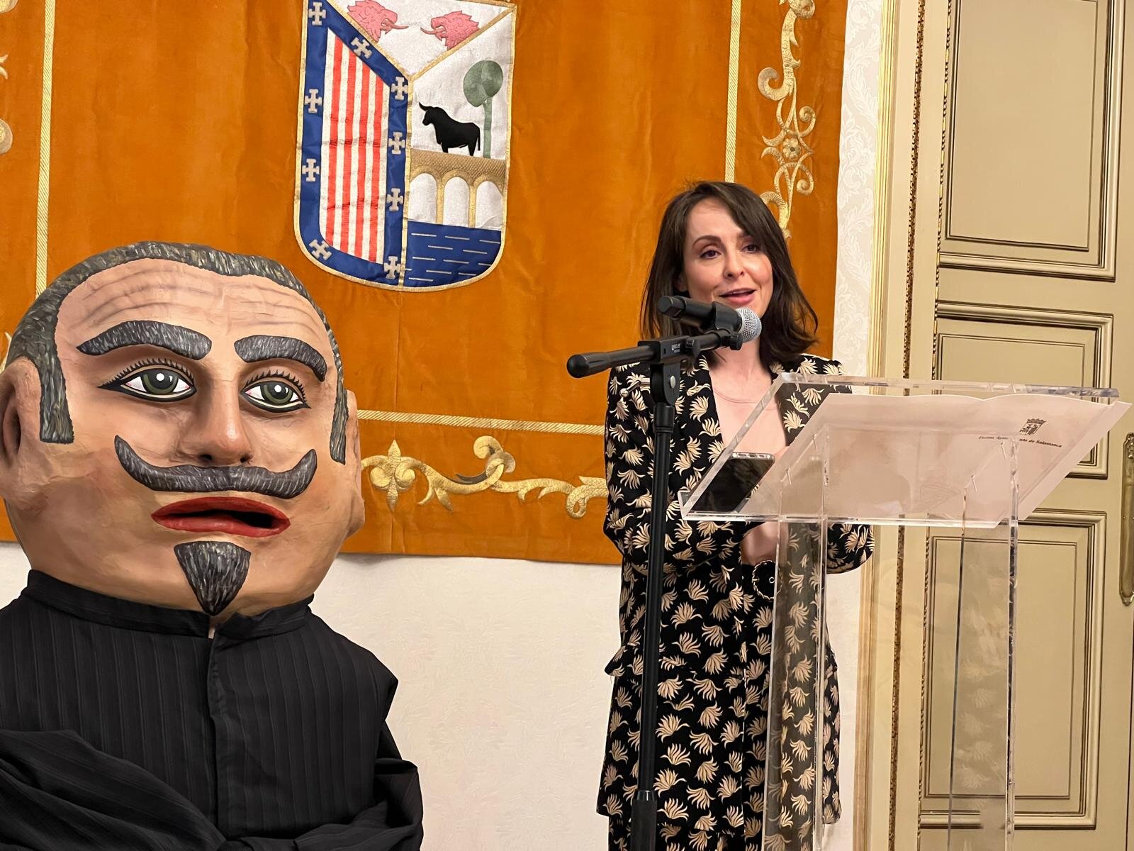 La concejala Rome Rodríguez pidió a la ministra que encuentre una solución al problema que afecta a decenas de estudiantes en Galicia