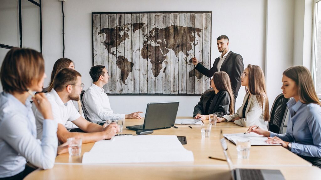 La directiva asegura que "se han agotado los candidatos registrados en la bolsa en determinadas categorías" y por ello se han lanzado nuevas contrataciones con ofertas abiertas a nuevos profesionales que no están registrados en la bolsa unificada de trabajo, incluidos los que se gradúan este año