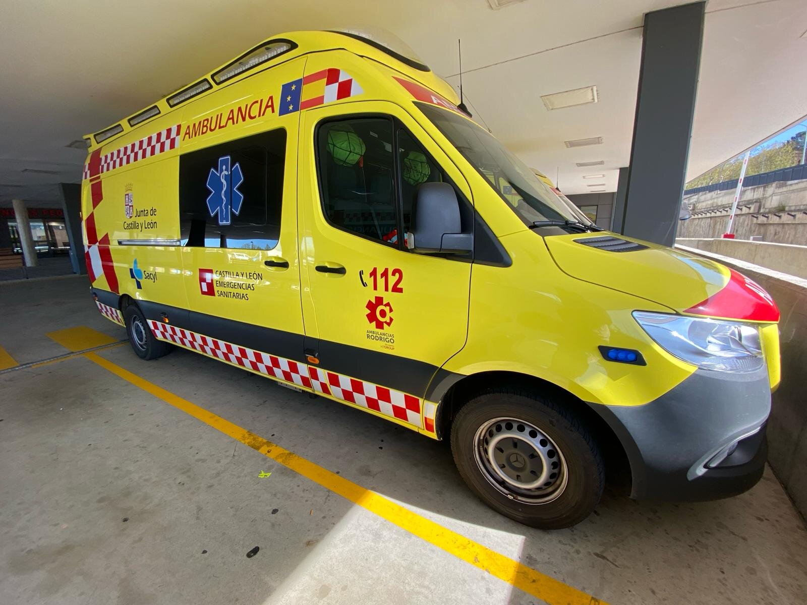 La mujer fue trasladada ayer en ambulancia al Hospital Marcide por orden judicial