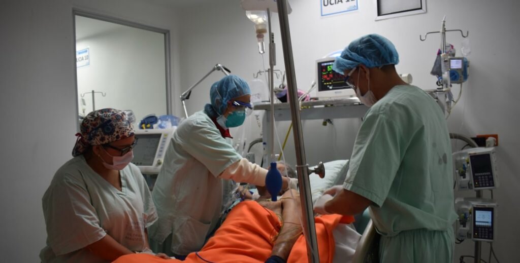 La mujer permanece ingresada en la unidad de cuidados intensivos del hospital universitario de Badajoz 