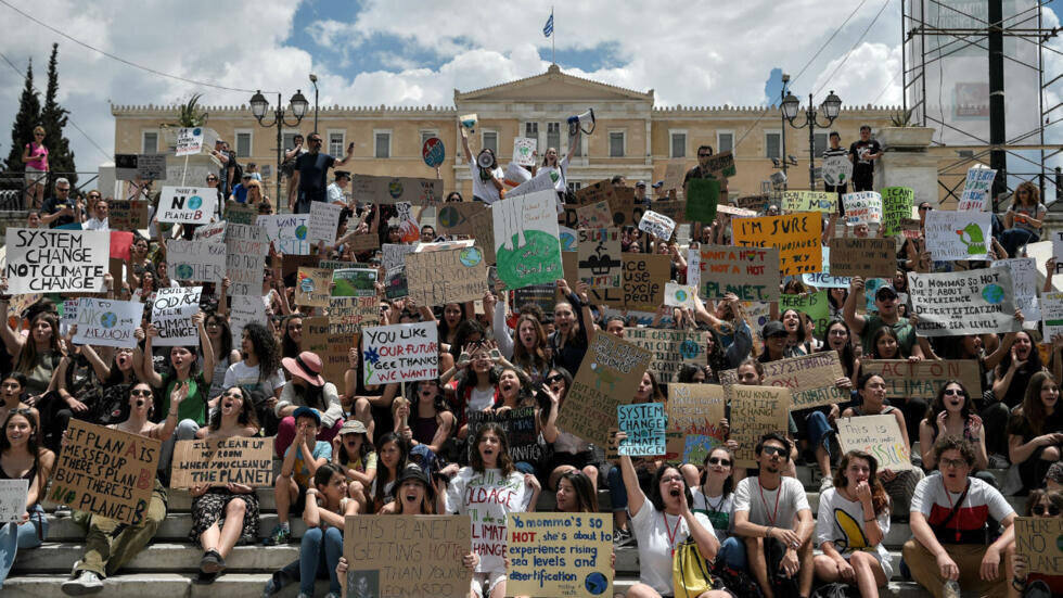 La plataforma protesta ante el Parlamento durante el debate de la iniciativa apoyada por BNG y PSdeG