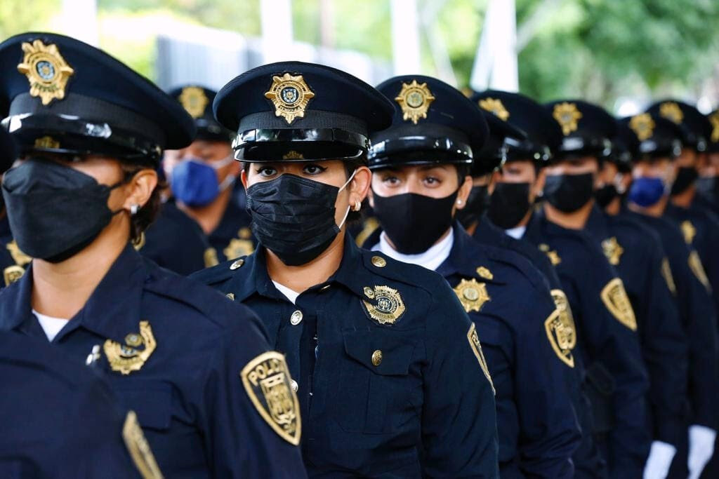 La policía le otorgó una medalla con una placa blanca por su labor en la lucha contra el incendio