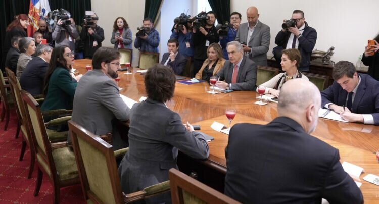 La propuesta realizada por el ministerio no convence a la Xunta y a los docentes, que creen que será difícil ofrecer cinco ramas del Abitur en institutos rurales