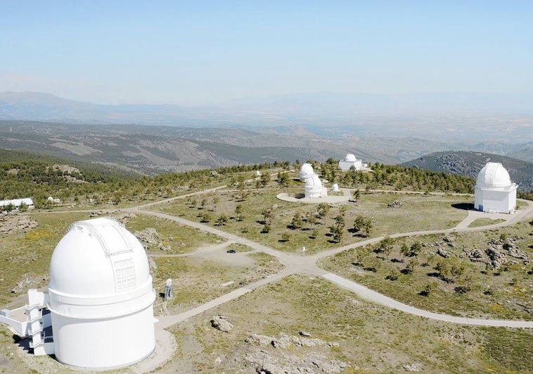 Las cámaras exteriores del Observatorio de Calar Alto también pudieron registrar todo el recorrido de la bola de fuego desde su inicio hasta su final explosivo