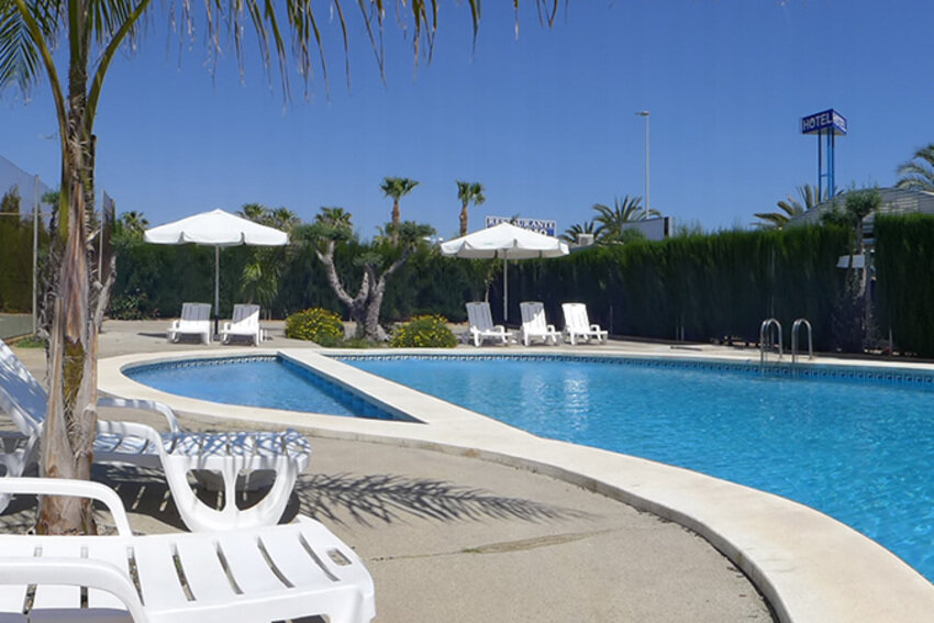 Los asistentes al festival lamentan haber esperado hasta tres horas para ver la actuación y el derrumbe en las calles de Canet de Mar.  para participar