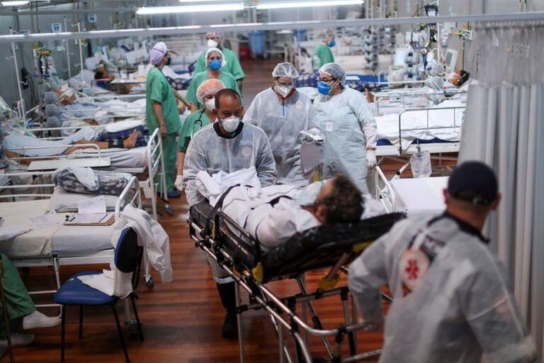 Los hospitales continúan a la zaga de las admisiones máximas, y cada día reciben más pacientes