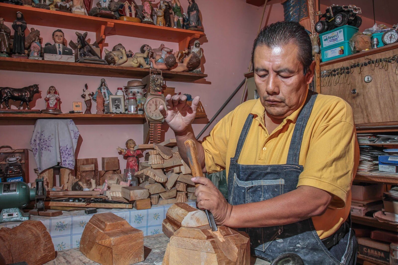 Luis Picos, vecino de O Ribeiro, mantiene vivo un arte casi extinto