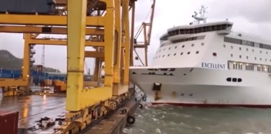 MATRICULADOS PORQUE TIRAN CALDERAS DE AGUA A LOS PASAJEROS