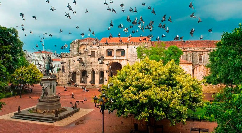 Miles de jóvenes se dieron cita en el Paseo del Born y en la Barceloneta la madrugada del 12 de junio