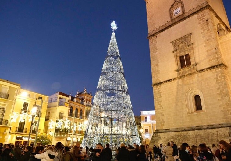 Navidad.  El desfile de Badajoz finalizó con una hora de retraso porque una guirnalda de luces quedó demasiado baja y afectó a las 14 carrozas que desfilaron en Badajoz