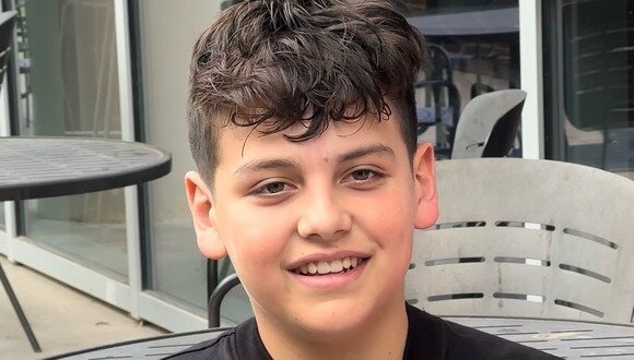 Nico Ferreira, de 12 años, es el primero de Pontevedra en recuperar uno de los balones que perdió tras los muros del antiguo monasterio