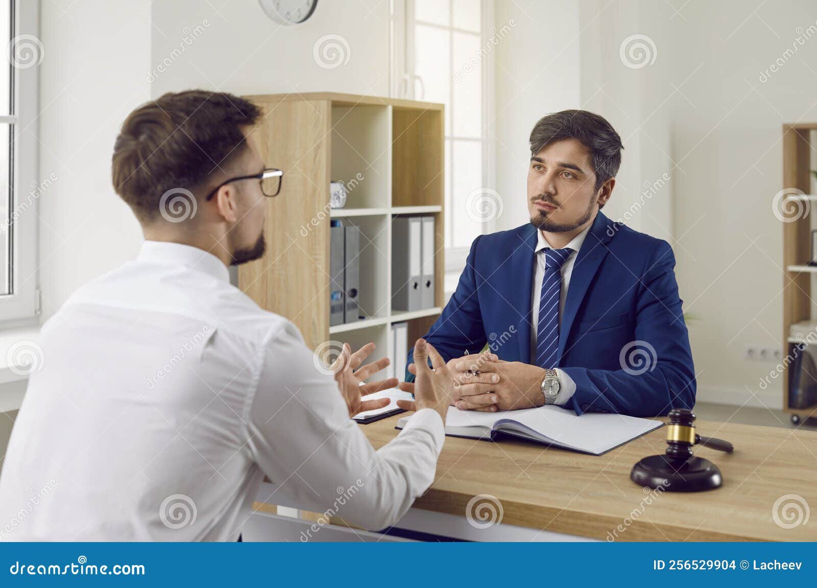 No pone trabas o excusas para dar un precio de sus honorarios